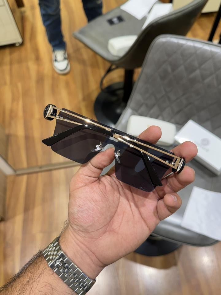 Ve_rsace_4119_gold_black
