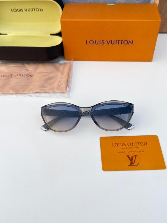Lou_is_vuitt_on_2901_grey_blue