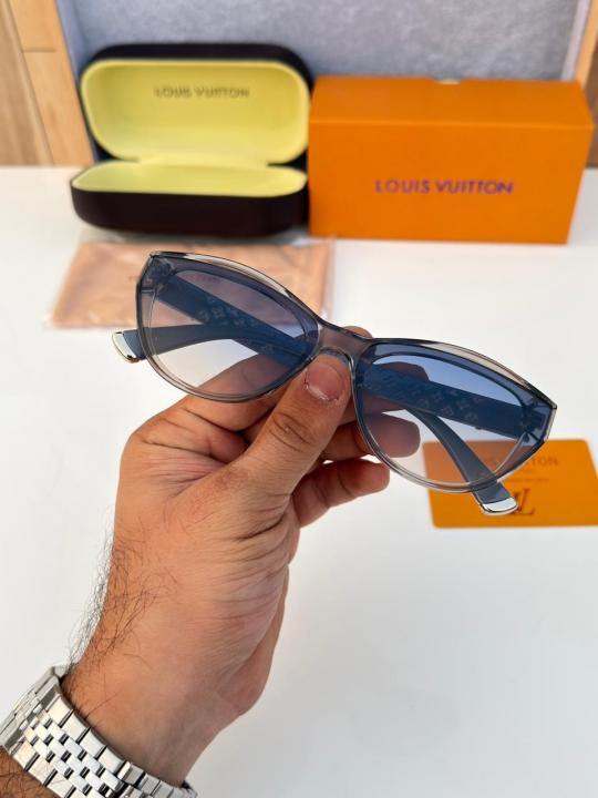 Lou_is_vuitt_on_2901_grey_blue