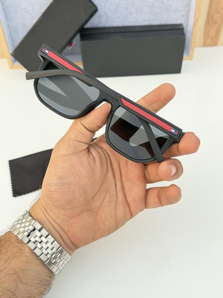 To_mmy_hilf_iger_2568_black_red